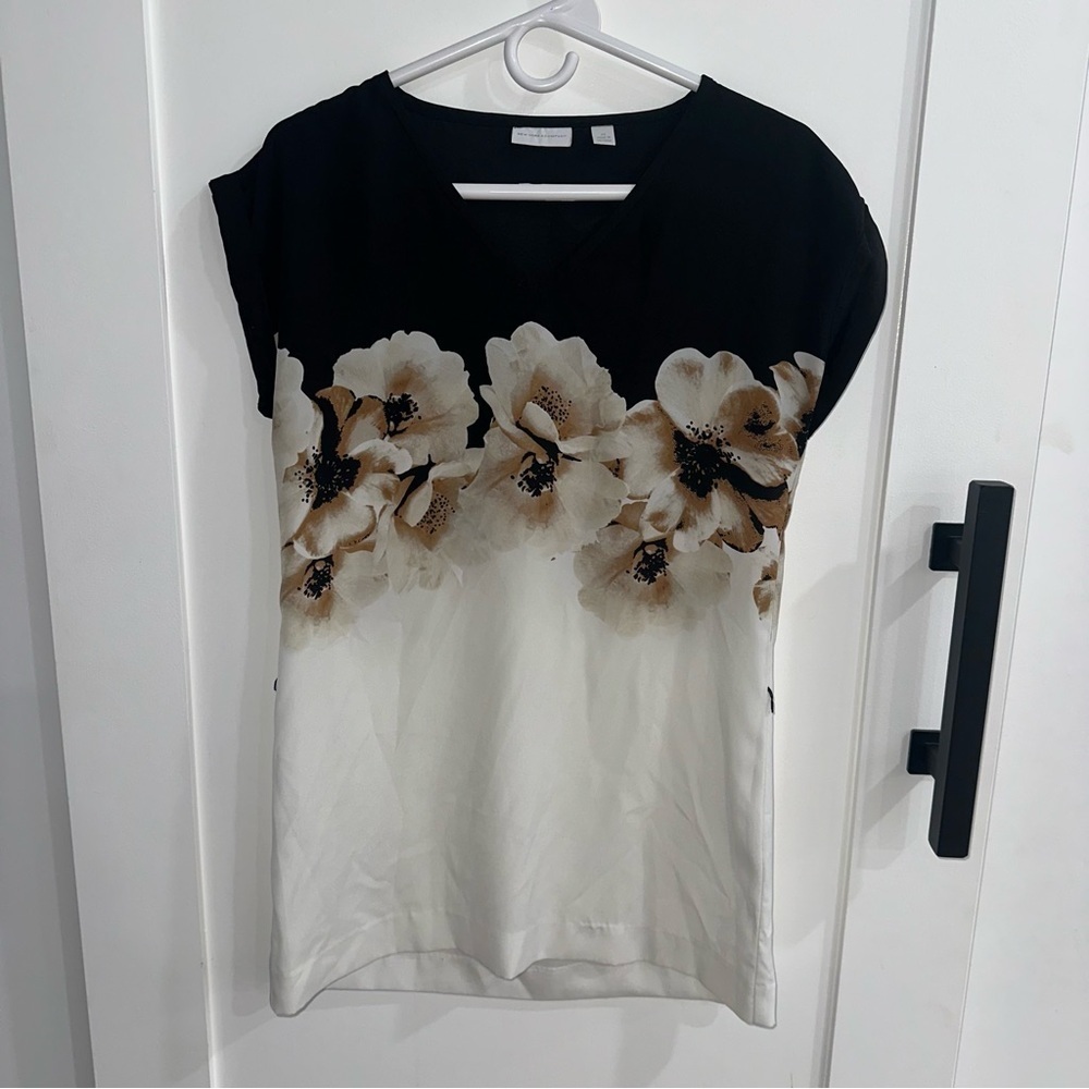 NY&Co Black White Tan Floral V-Neck Blouse XS